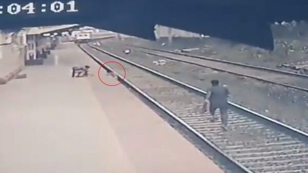 火車列台下驚險的一幕全被拍下！英勇男10秒驚險救援 