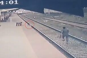 火車列台下驚險的一幕全被拍下！英勇男10秒驚險救援 