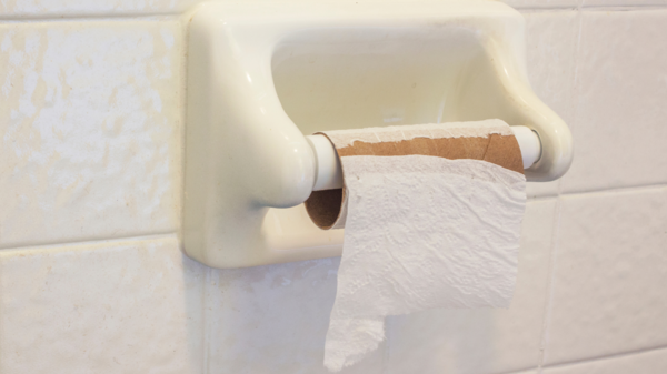 上廁所剩下一張衛生紙，千萬不要慌！網紅分享使用技巧，網友嚇傻：沒經歷過說不出這種做法