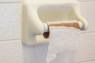 上廁所剩下一張衛生紙，千萬不要慌！網紅分享使用技巧，網友嚇傻：沒經歷過說不出這種做法