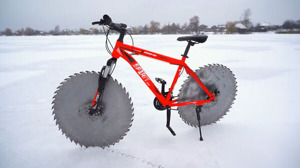 超瘋狂！狂人改造自行車，用圓鋸片代替輪胎在冰面上飆速，網友： 「這是喪屍末日才會出現的交通工具吧」
