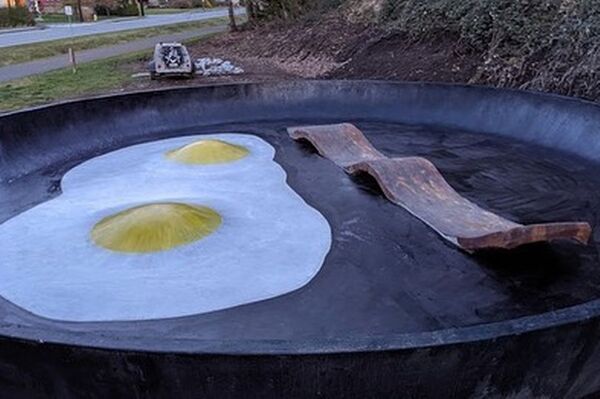 創意十足的滑板場！藝術家將滑板場改造成平底鍋煎著雞蛋和培根的樣子
