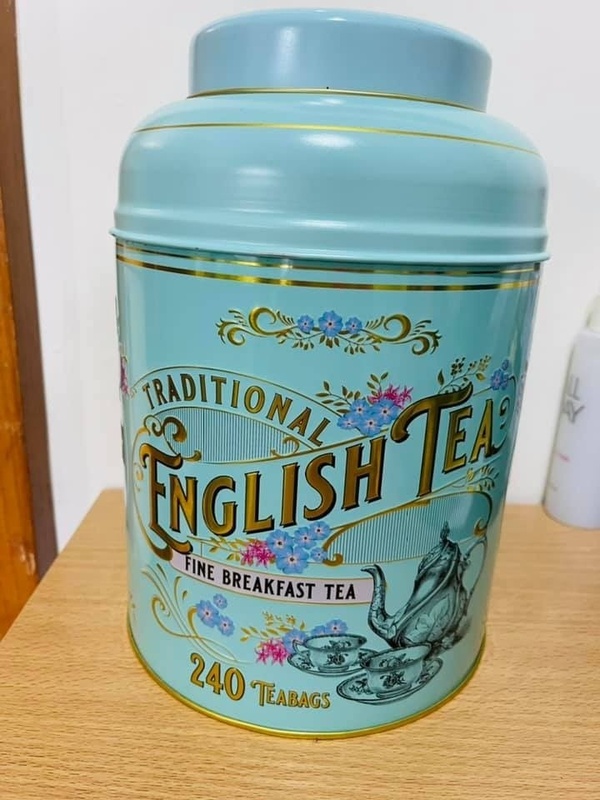 網友買了一個漂亮的茶葉罐，妹妹一句「很像骨灰罈⋯」毀了，網友安慰：「買紅色的就不像了」