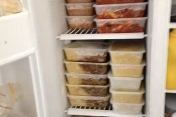 有種餓是老媽怕你餓！堅持「冰箱塞滿」冷凍飯菜，30歲兒子「隨時有飯吃」