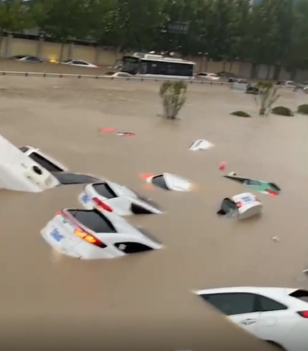 鄭州暴雨現場，水越淹越高，多支影片曝光！太慘了