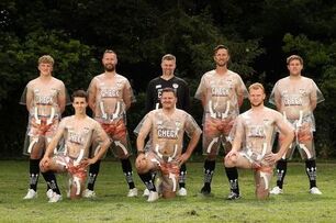 全球首款透明球衣！英國球員身穿「透視裝」籌款做慈善，呼籲民眾重視「前列腺癌」