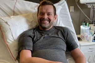 全球首例雙臂移植手術！「觸電截肢」的冰島男子23年後「重獲雙臂」，心路歷程超勵志