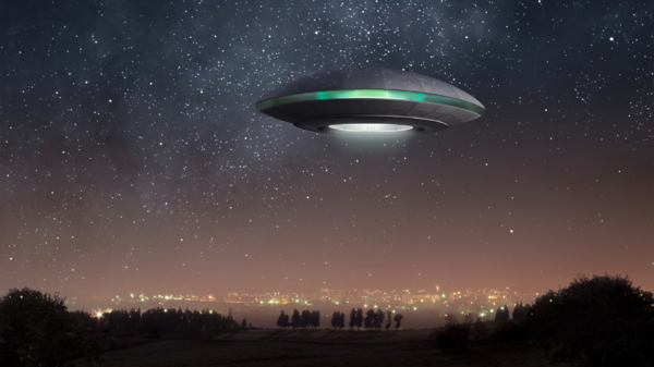 天空驚現UFO艦隊，發出刺眼橘光！「不到1秒內，從3個分裂成6個」，11秒影片瘋傳！