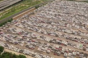 空拍畫面曝光！鄭州「汽車墳場」至少有「23.8萬」輛報廢車，網友：真實死亡數恐成機密
