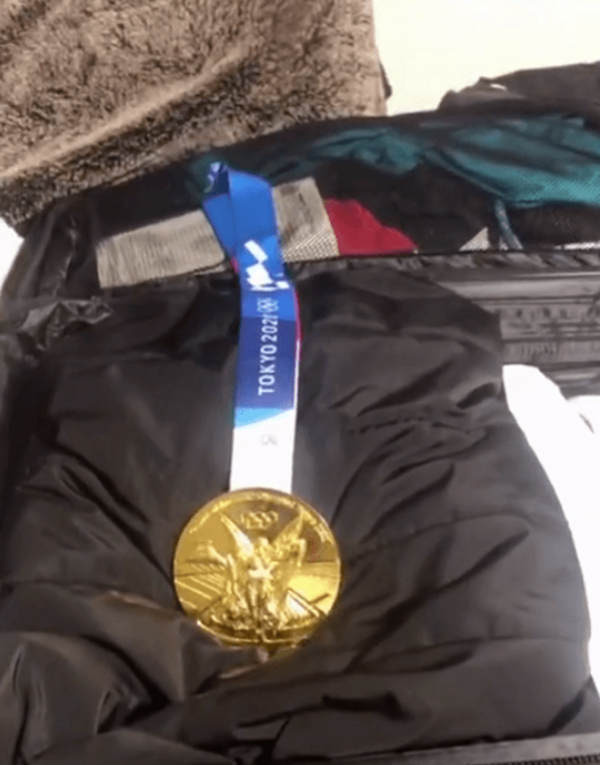 美國男子在洛杉磯機場拿錯行李箱，裡面居然有奧運金牌，網友：竟然是真的