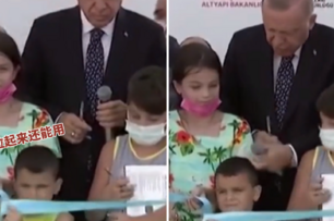 土耳其小男孩調皮剪掉彩帶，被總統發現後當眾敲頭懲罰
