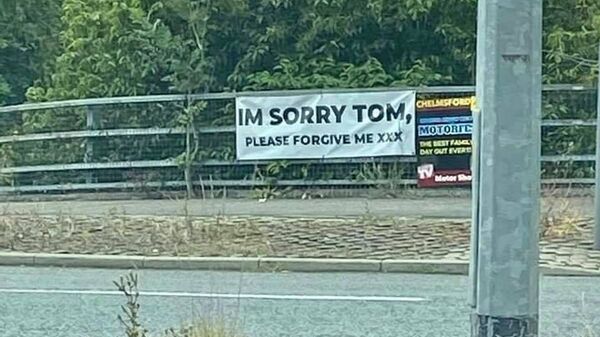 「湯姆對不起，請原諒我！」高速公路上的神秘橫幅，路人：湯姆究竟經歷了什麼？！