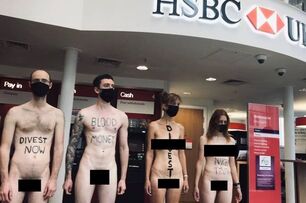 集體裸體示威！英國環團 「反抗滅絕」脫衣促銀行停止透支化石燃料項目
