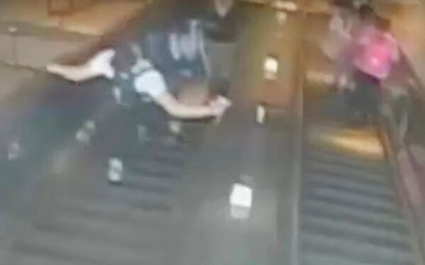 地鐵站內遭襲擊！女子要求說聲「借過一下」，下秒竟被暴力男子一腳踹下手扶梯