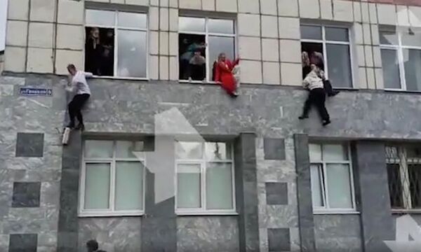 學生被迫跳樓逃生！俄羅斯18歲槍手闖入校園，隨機開槍致8死和多人受傷