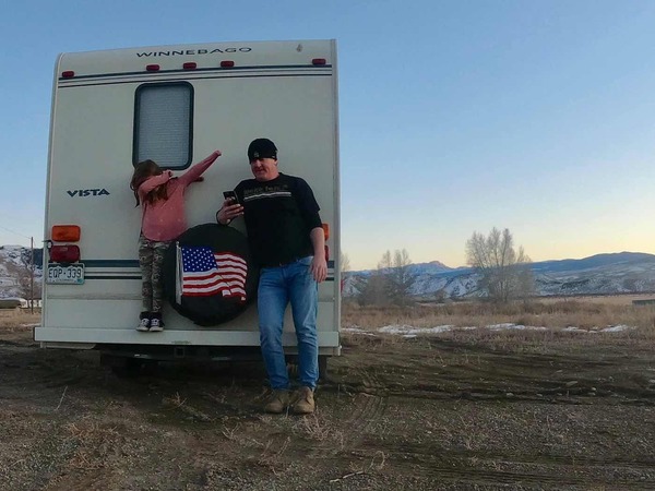 人間有情！美國父女捐贈「95輛露營車」，給予失去家園的災民棲身之處