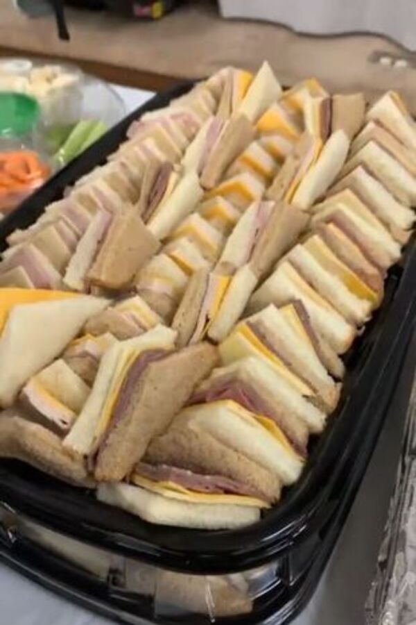誤會一場！要求三明治「一半白麵包一半全麥麵包」，店員竟做出另類「雙色三明治」