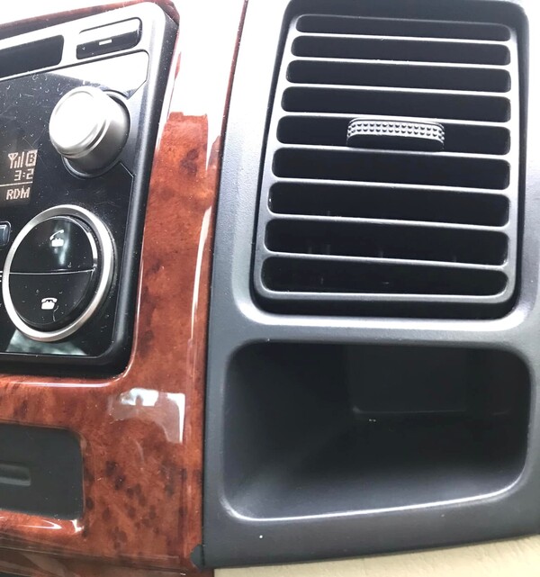 8年級生不知汽車儀表板旁的「神秘小格」要放什麼的？老一輩曝真相：好懷念