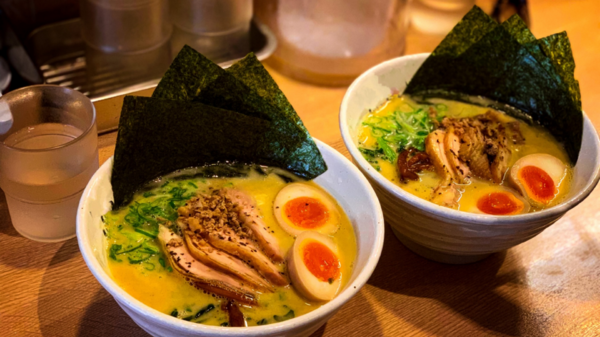 在日本吃拉麵為何會「附冰水」？連大冬天都是！內行人曝原因：是好東西！