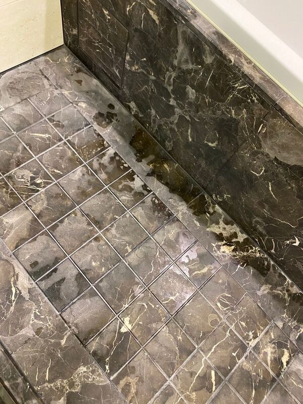 他自製「水垢剋星」掃浴室…下秒一潑整片白化，內行人一看搖頭：洗壞了