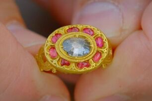 她花36元買下二手戒指，鑑定後竟是「歷史的罕見珍品」價值狂翻2000倍！