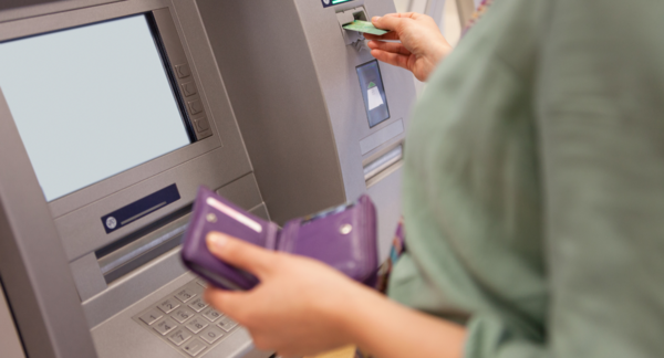 ATM提款領到錢必做「1件事」 他分享被吞錢經驗：別太相信機器