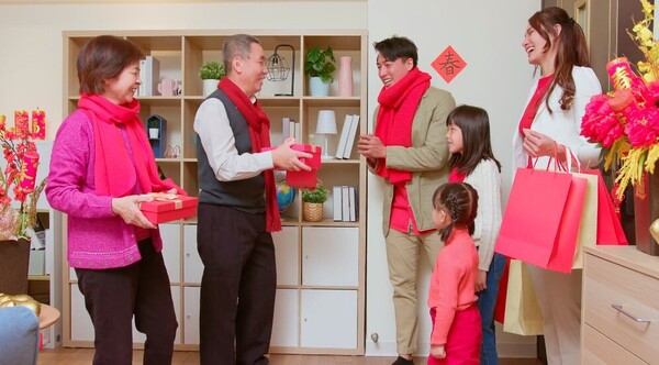 人夫過年不爽送小姨子最愛的Hello Kitty伴手禮上網求救，網友一片推：投資小姨子划算！