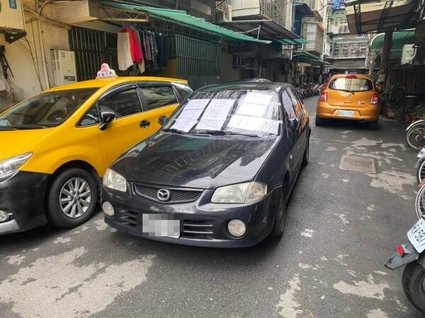 轎車卡巷口「正中間」卻沒違規！人回南部爽過節，北投男氣貼20張「紅字」，警方出手了