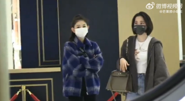 曾爆互搶男友被罵bxtch！歐陽娜娜「同框閨蜜」側臉嚇歪網：像被平底鍋拍扁