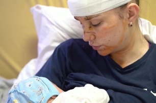 俄軍無情轟炸！烏克蘭年輕母「肉身護子」頭破血流仍緊抱孩子