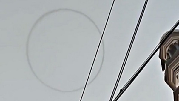 印度上空驚見神秘巨大「圓環」被抓拍　UFO專家：是外星人的bug