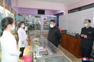 金正恩怕爆！戴2層口罩視察藥局「美不給疫苗」北韓向中國買藥