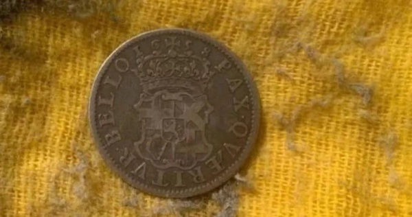 地板下挖出老舊硬幣　洗乾淨老闆愣了「一枚值46萬元」