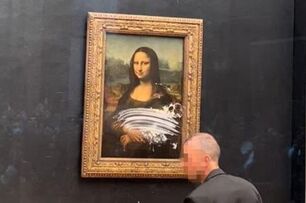 世界名畫《蒙娜麗莎》慘了！衰遭怪客闖羅浮宮塗奶油