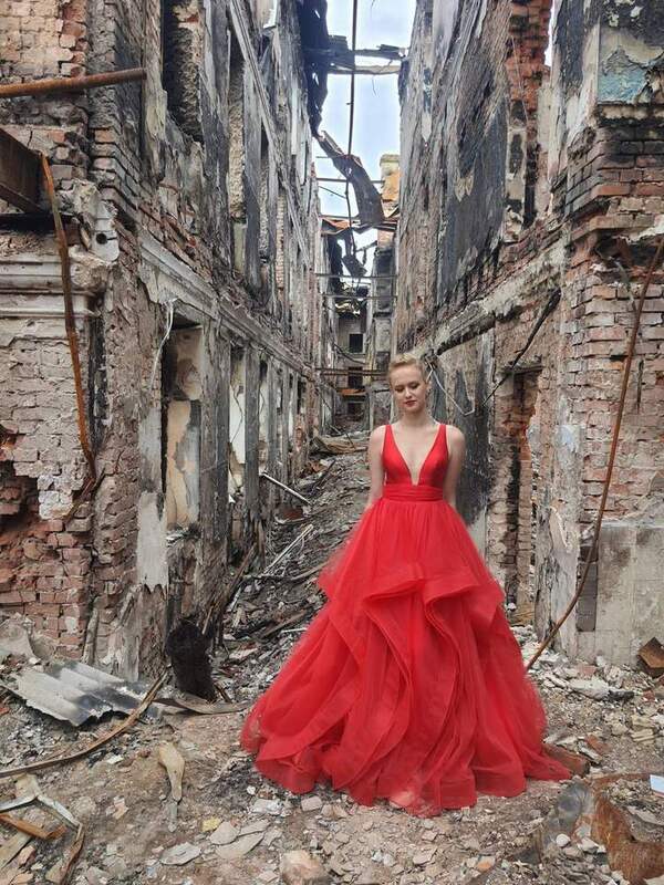 心酸！烏克蘭女高中生穿洋裝跳「畢業舞」　背景是被炸毀的母校