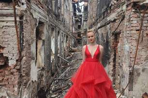 心酸！烏克蘭女高中生穿洋裝跳「畢業舞」　背景是被炸毀的母校