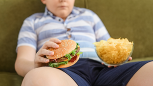 孩子超重仍狂吃停不下來！一查竟罹患「小胖威利症」恐發展遲緩