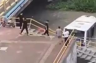 上海公車衝上人行道「失控墜河」畫面曝光！2騎士遭撞送醫