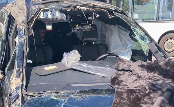 蔡易餘座車撞成廢鐵人卻沒事　網友：Toyota Alphard運兵車不是叫假的