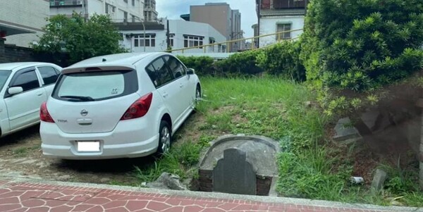 桃園一50年老墓竟被民眾誤認成「停車場」還撞斷墓碑　網驚：晚上睡得著嗎？