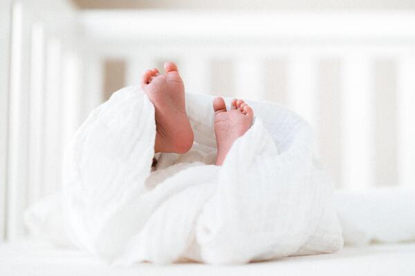高雄出生40多天的小嬰兒全身傷搶救中　父母辯稱：寶寶自己摔的