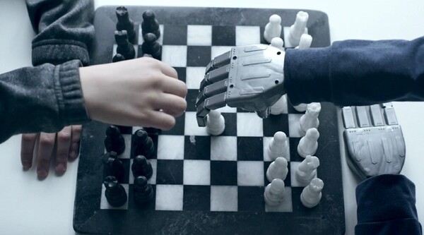 俄天才7歲童下棋太快「機器人輸不起」暴怒折斷他手指