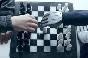 俄天才7歲童下棋太快「機器人輸不起」暴怒折斷他手指