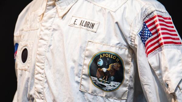 人類「首件登月太空服」被拍賣！8300萬天價售出