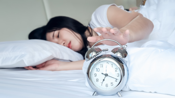 睡眠一定要滿8小時？醫揭5大錯誤迷思「牛奶不要晚上喝」
