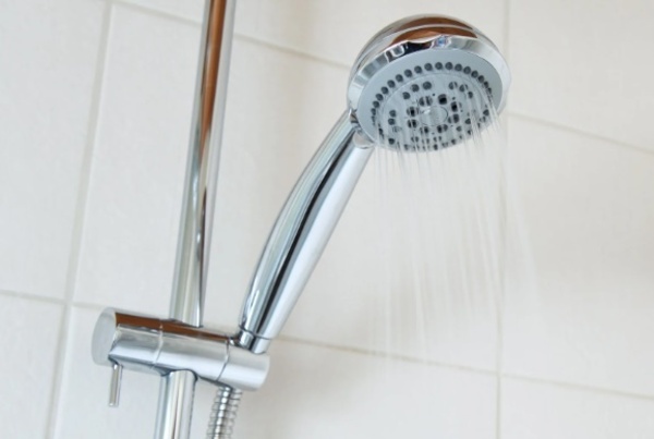 怕沒水！英國供水行業擬要求政府規定「每天洗澡縮短60秒」