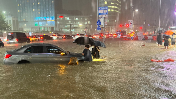 首爾恐怖豪雨！「路人幾乎滅頂」有如災難電影　已釀7死6失蹤