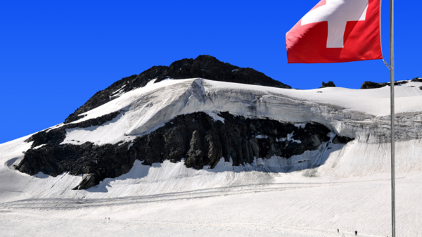 瑞士冰川融化！失蹤50年登山客「僅剩白骨」靠外套辨識