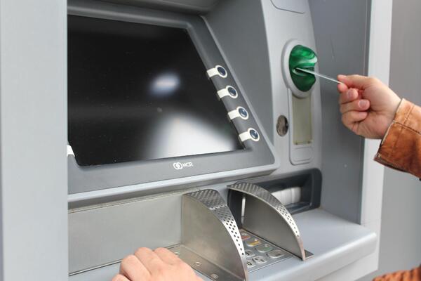 超商ATM被佔用半小時！他無情公審「怎不去銀行」慘遭網友打臉
