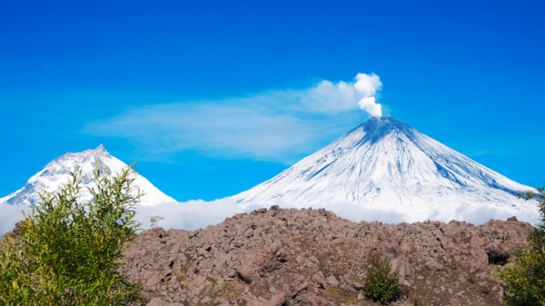 挑戰歐亞最高活火山！6名俄國登山者攻頂摔死　6人海拔3000M待援